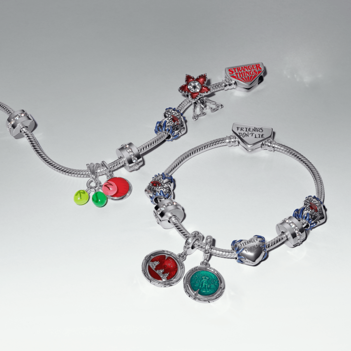 Stranger Things Bracelet Set “Friends Don’t Lie” + 6 Free Charms